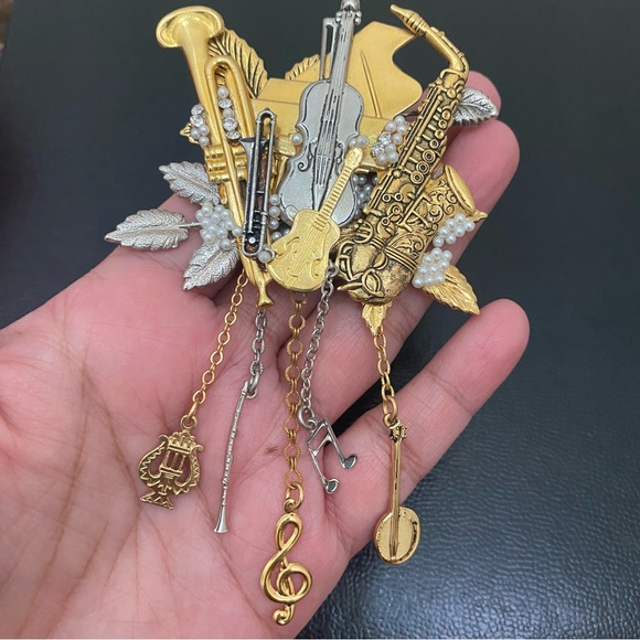 Vintage Musical Instruments Music Theme 3D Brooch 36.6g - Picture 2 of 16